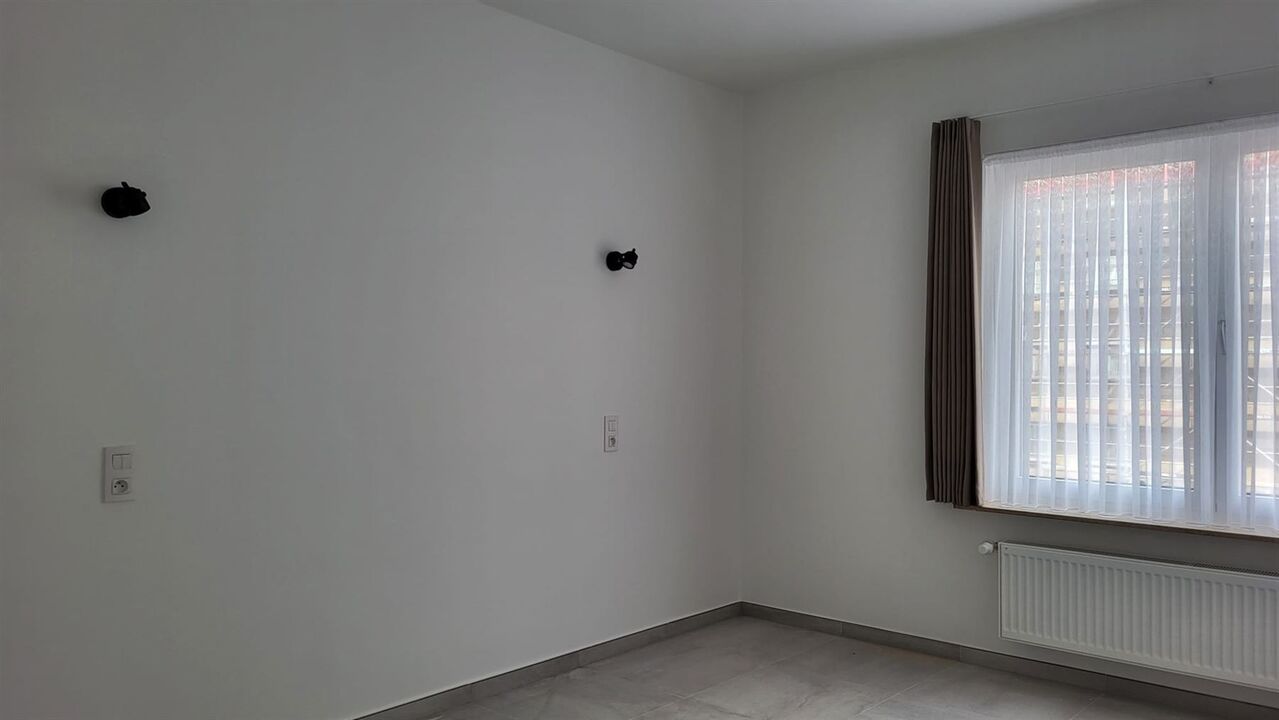 Pas gerenoveerd appartement met twee slaapkamers foto 10