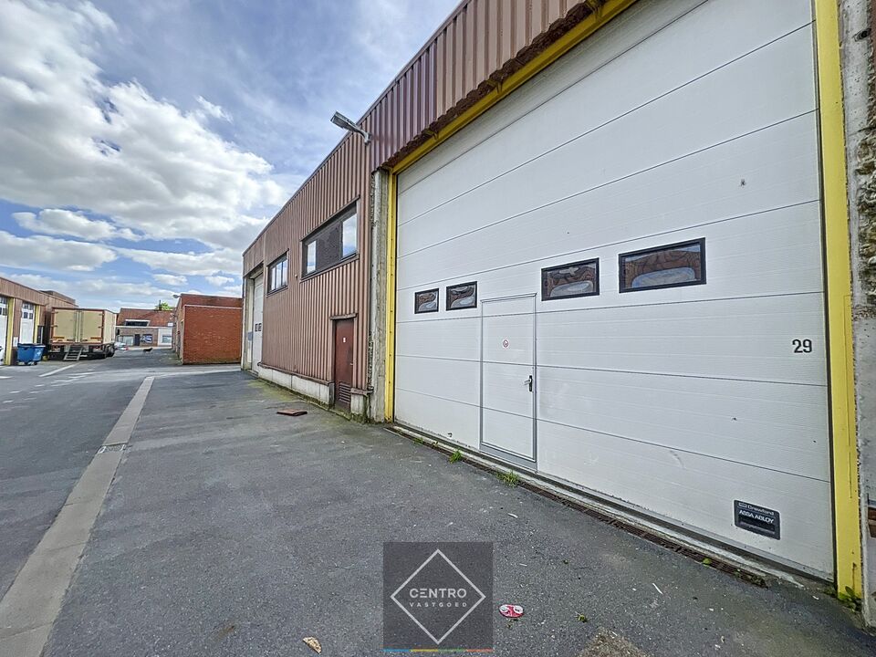 Goed gelegen MAGAZIJN/WERKPLAATS  (ca. 220 m²) met parkeerplaats op bedrijfssite te Roeselare (Rumbeke). foto 1