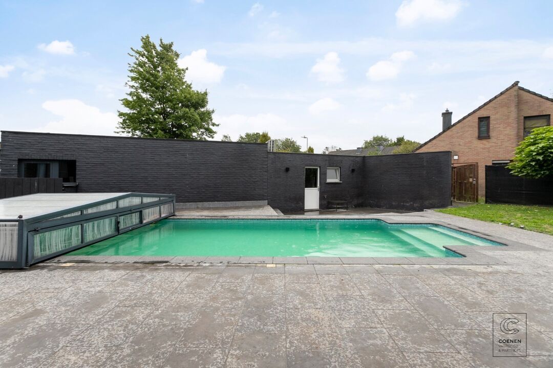 Zeer ruime woning met bew. opp van 208 m², 4 à 5 slpk's en ruime tuin met zwembad te Kessel foto 1