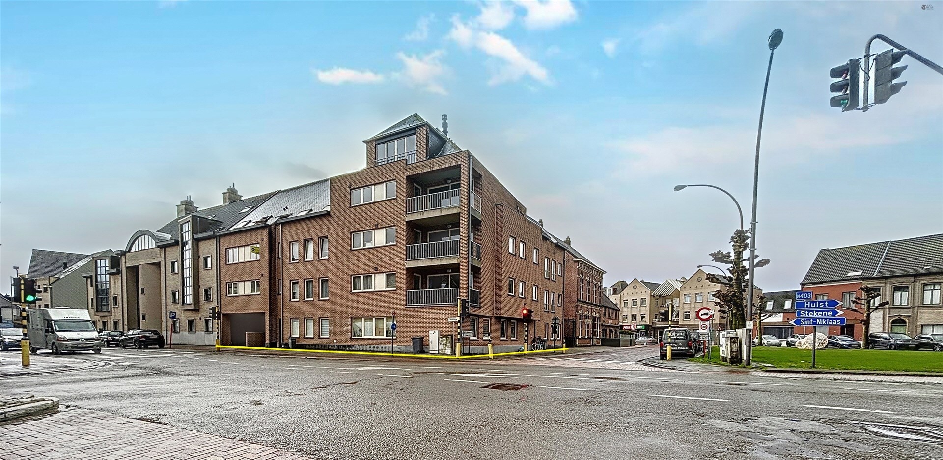 Prachtige opbrengsteigendom van 12 appartementen met terras en 12 autostaanplaatsen in hartje Sint-Pauwels.  foto 1