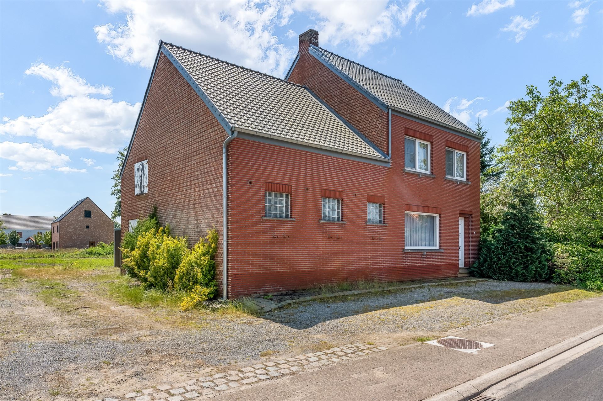 Te renoveren woning met 3 slaapkamers op een perceel van 16are en 44ca foto 2