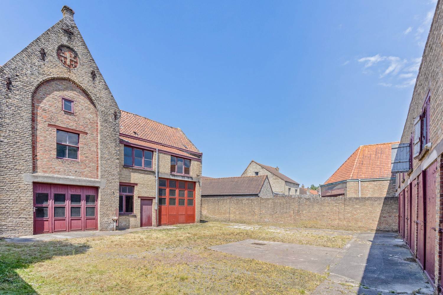 VEURNE: Historisch gebouw (reeds vermeld begin 15de eeuw, verbouwd in 1716) met meerdere garages pal in het centrum van Veurne op 673m² grondoppervlakte. foto 5