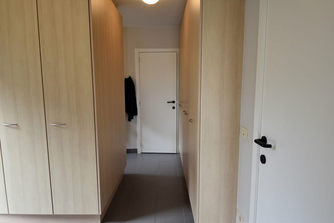 Unieke villa met praktijkruimte, 5 slaapkamers en grote tuin in Sint-Niklaas foto 9