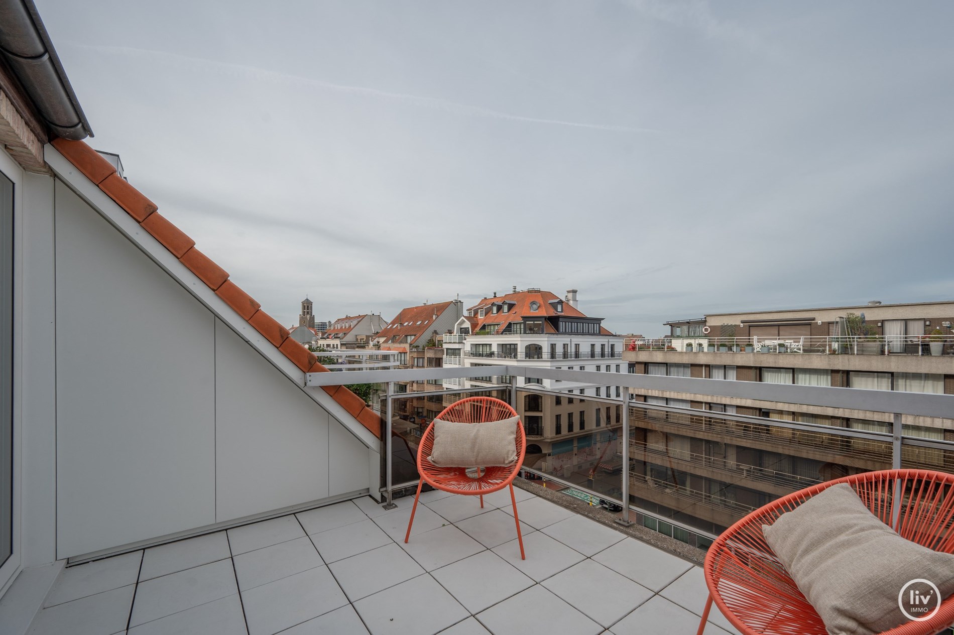 Prachtig gerenoveerd duplex appartement met ruim Westgericht terras gelegen op de Lippenslaan te Knokke. foto 2