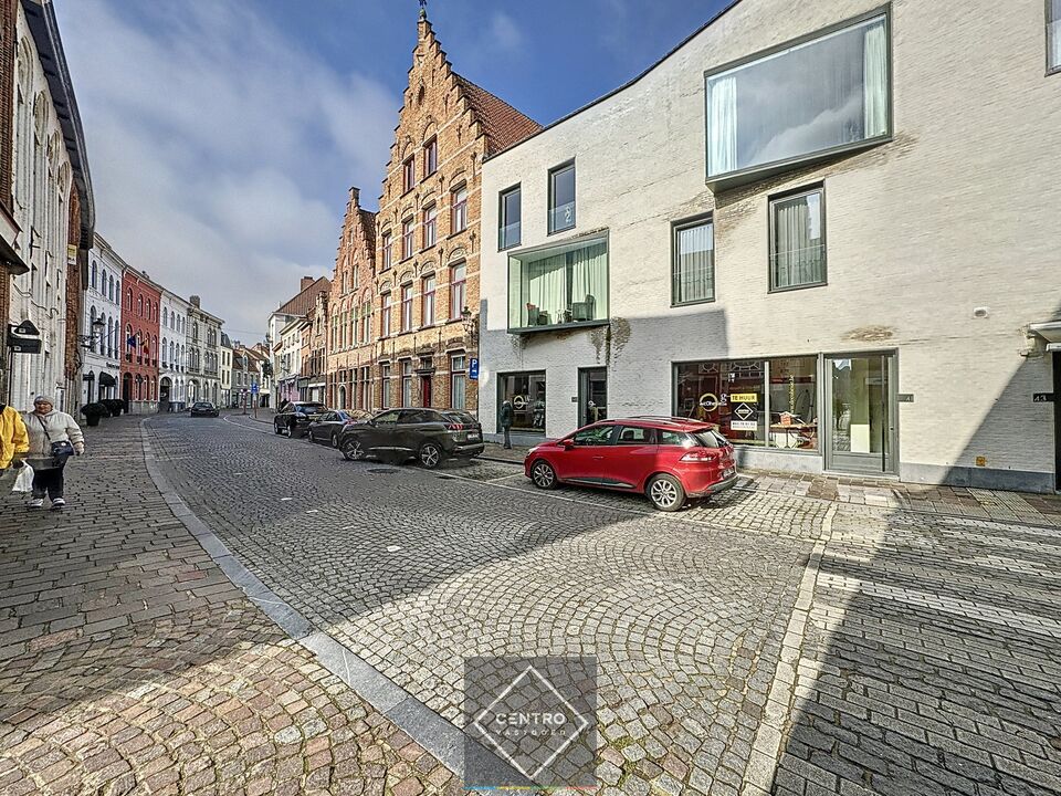 Instapklare & lichtrijke kantoorruimte (66m²) met voorgevelbreedte van 10m in het historisch centrum van Brugge. Grote visibiliteit!!! foto 2