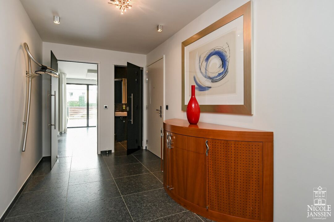 Schitterend ruim luxe-appartement van ca. 161m² met royaal terras in het centrum van Lanaken foto 4