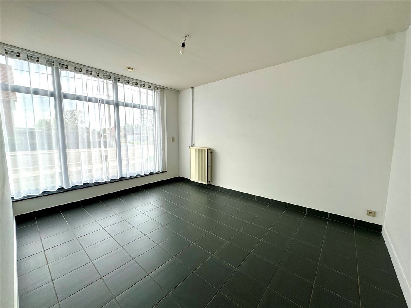 Ruim, gelijkvloers appartement voorzien van 2 slaapkamers met autostaanplaats op een centrale locatie in Neeroeteren. foto 7