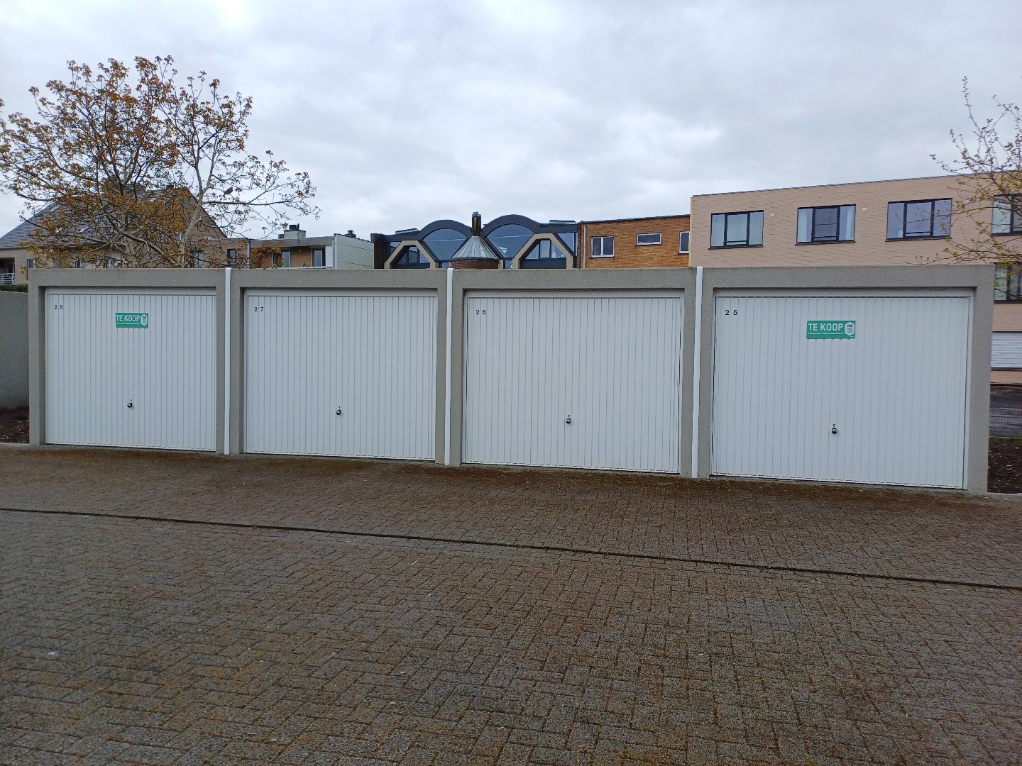 Zo goed als nieuwe garageboxen te koop nabij het centrum van Sint-Kruis. foto 1