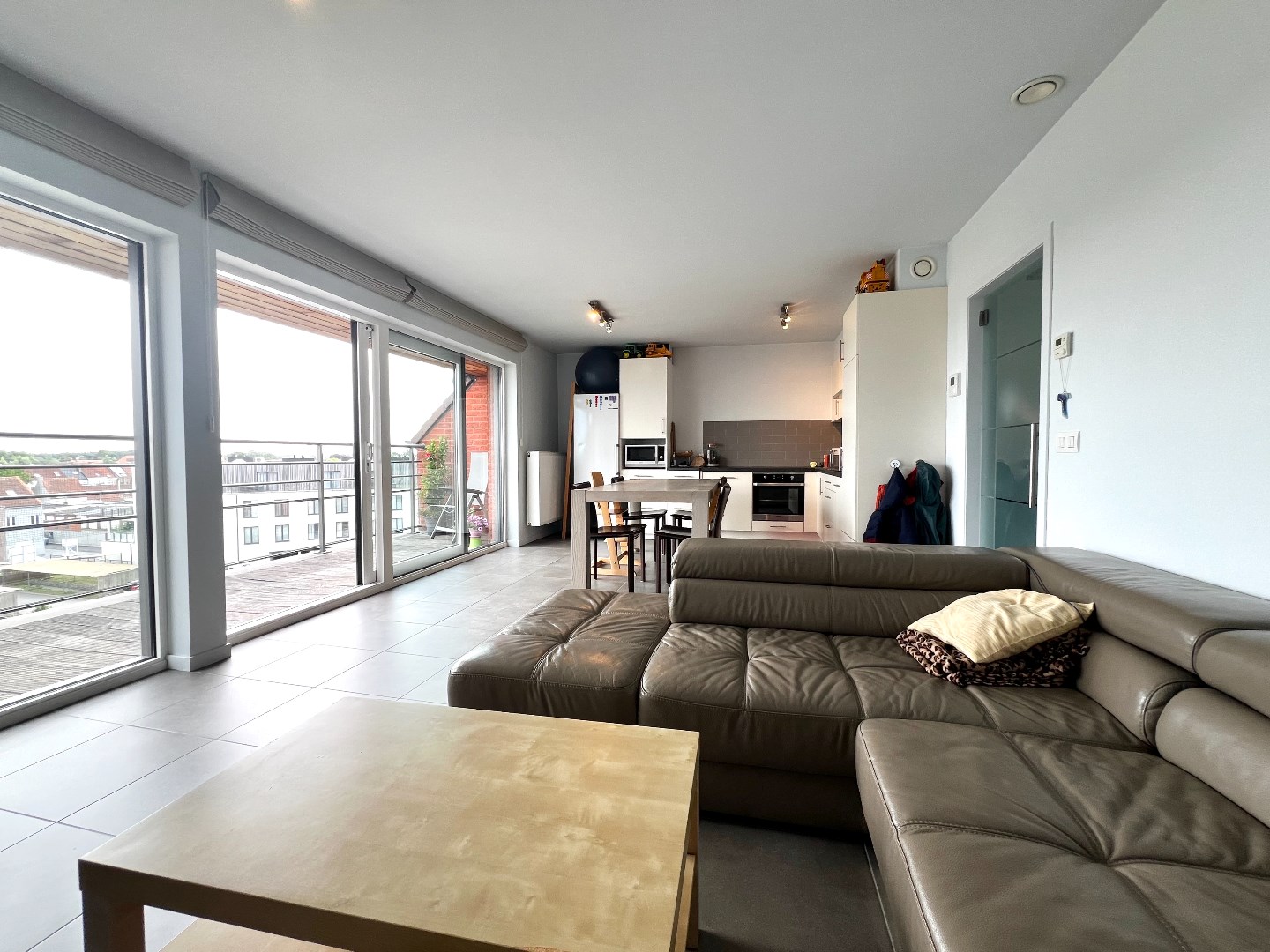 Instapklaar appartement met 2 slaapkamers, autostandplaats en kelderberging te koop te Harelbeke! foto 5