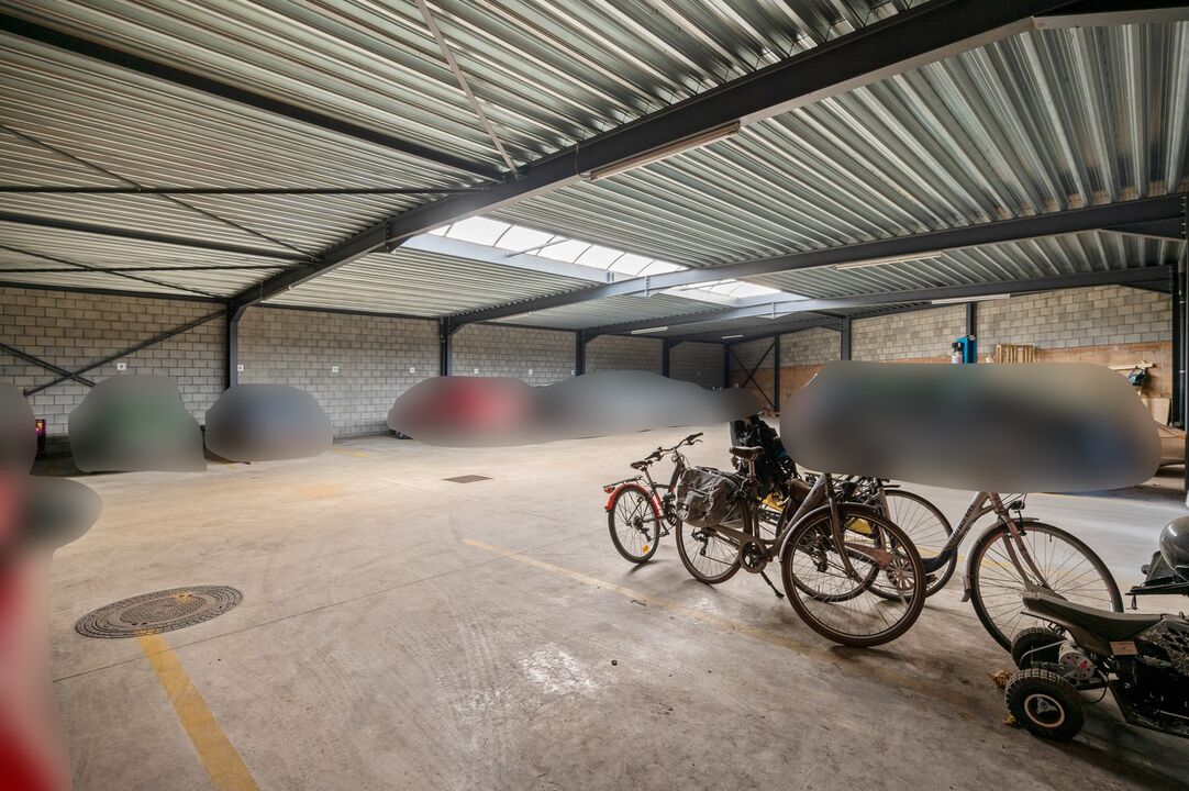 Zeer ruim magazijn van 1.100m² met 18 verhuurde staanplaatsen te Lier. foto 8