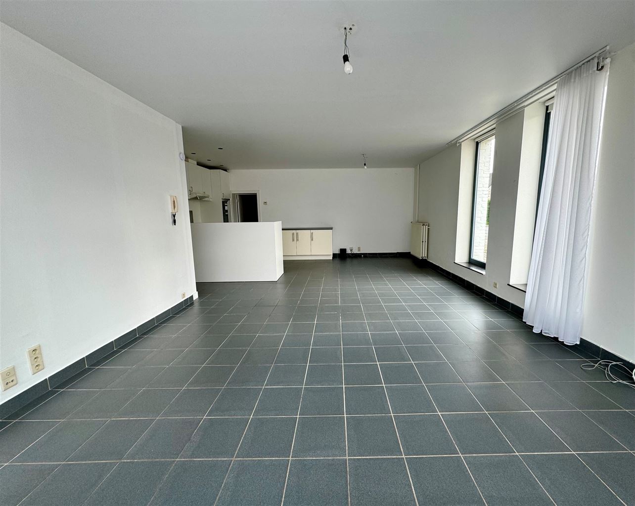 Ruim, gelijkvloers appartement voorzien van 2 slaapkamers met autostaanplaats op een centrale locatie in Neeroeteren. foto 1