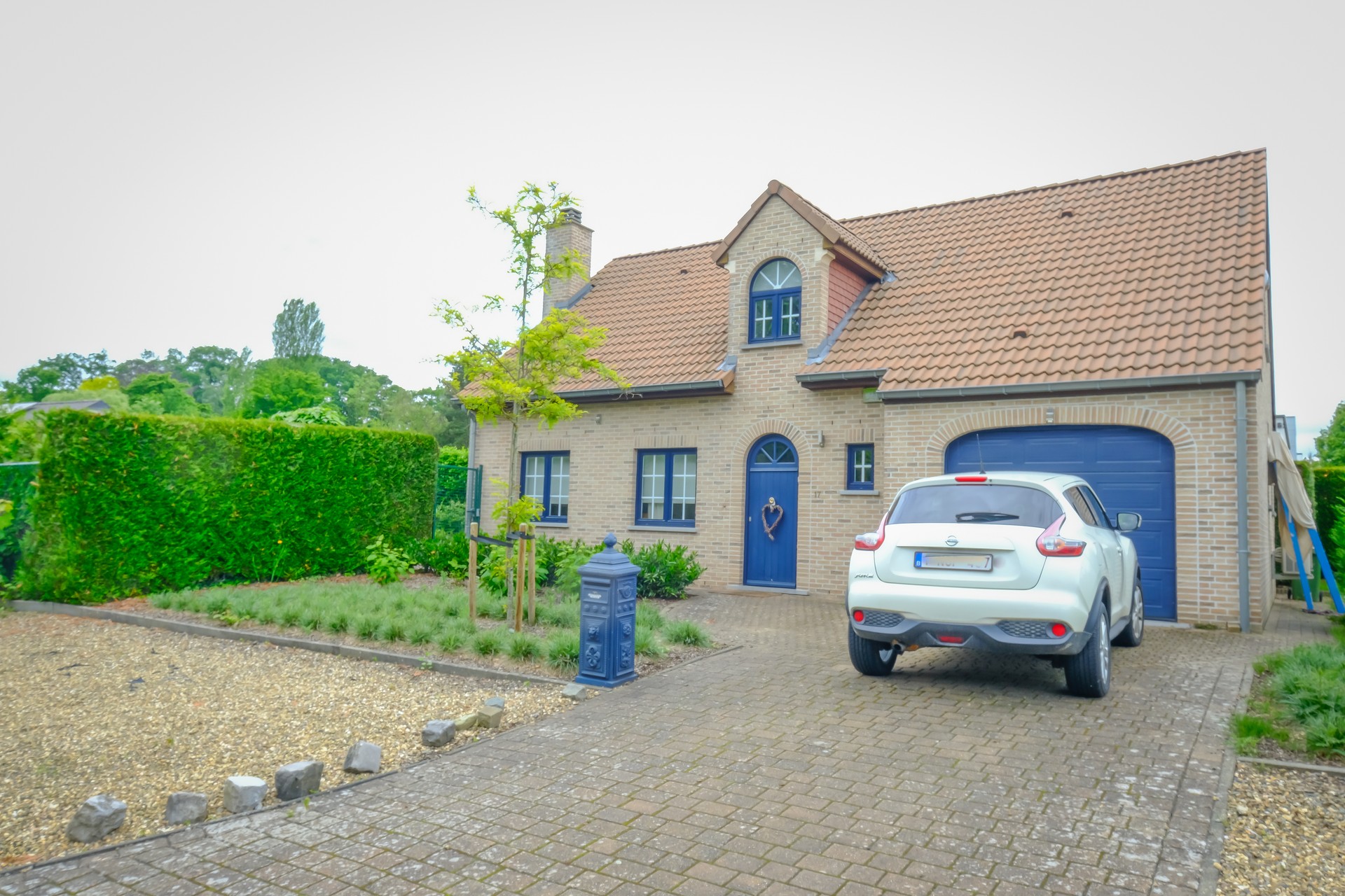 Instapklare woning op mooi perceel van 7a 36ca in de residentiële villawijk Henegauwberg. foto 2