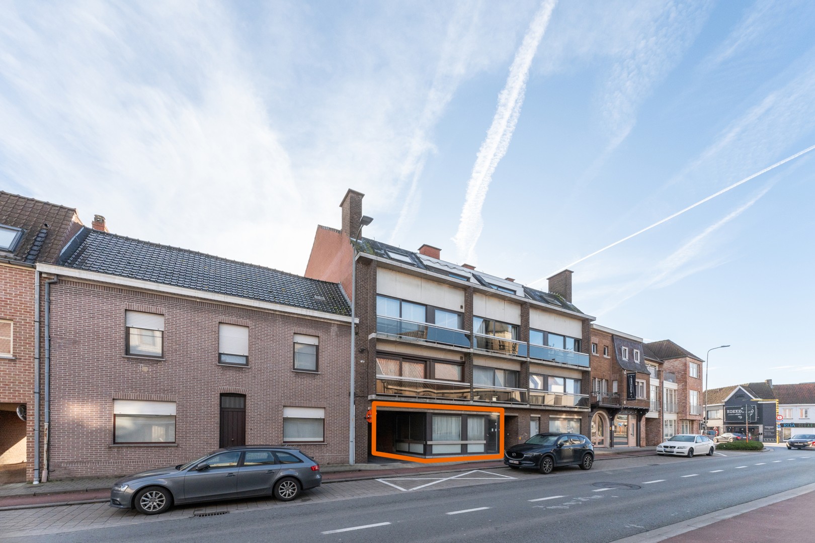 Centraal gelegen handelspand/appartement met garage te Sint-Eloois-Vijve! foto 1