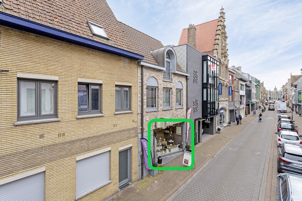 VEURNE: Commercieel gelegen investeringspand, handelsgelijkvloers van 90m² in dé winkelstraat in het historisch centrum van Veurne (verhuurd). foto 2