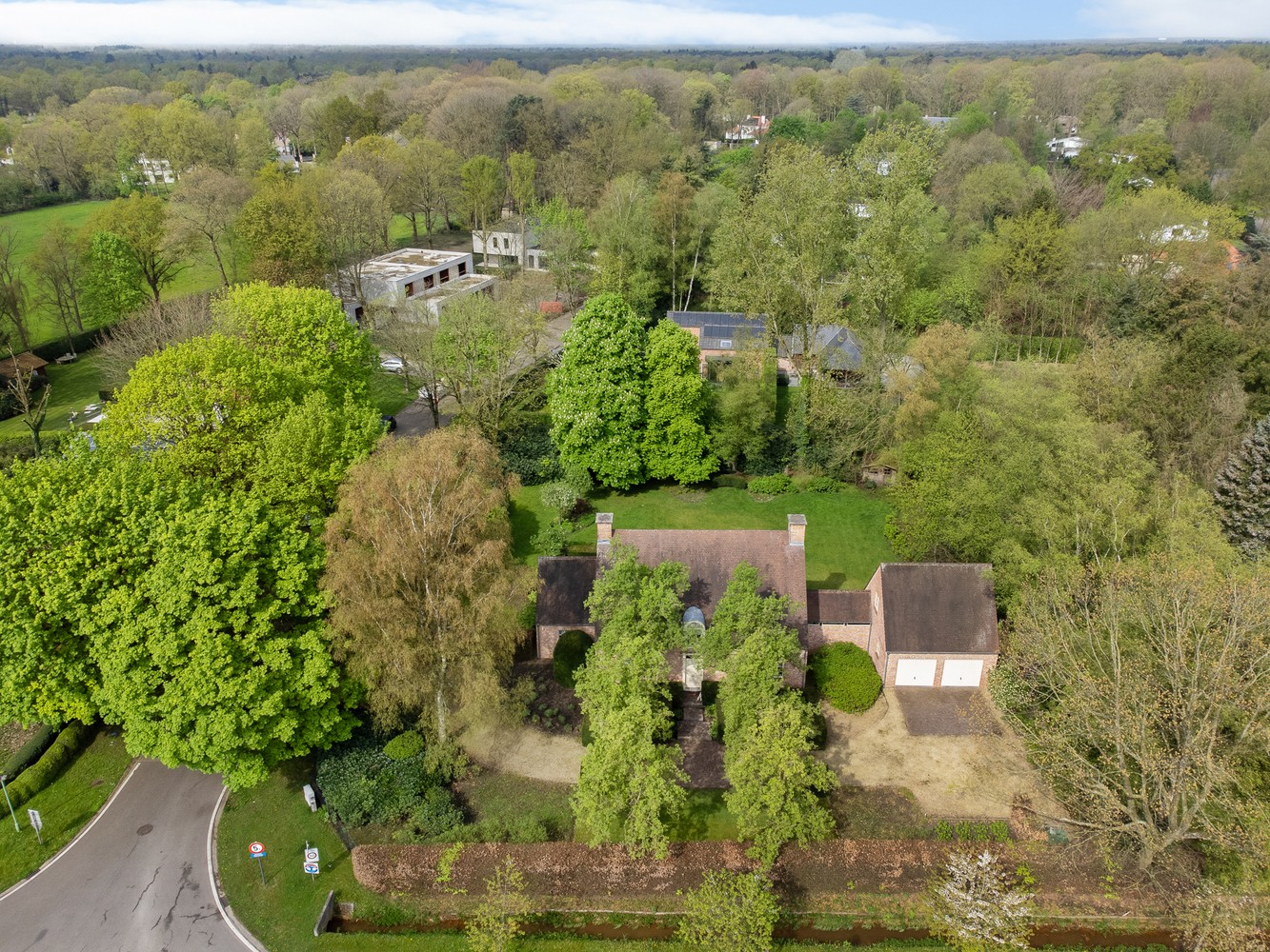 Prachtige tijdloze villa op een aangenaam en zongericht perceel van 2.394 m² te Schilde. foto 44