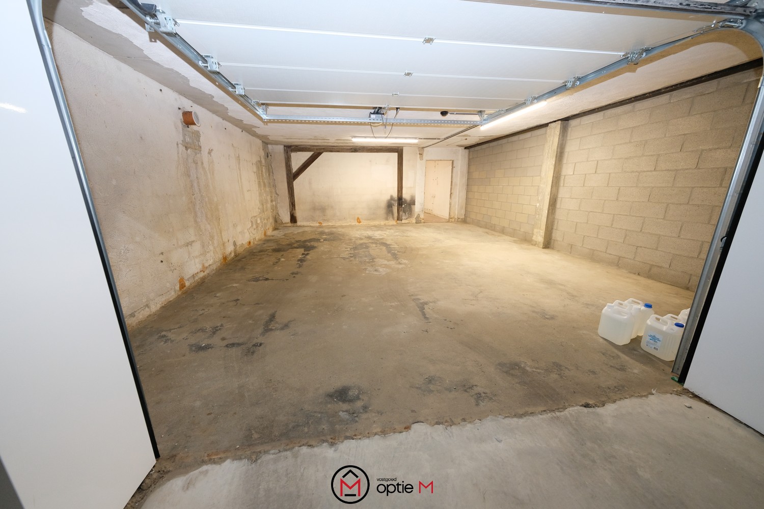 Ruime (60 m2) afgesloten garage/opslag te koop foto 4