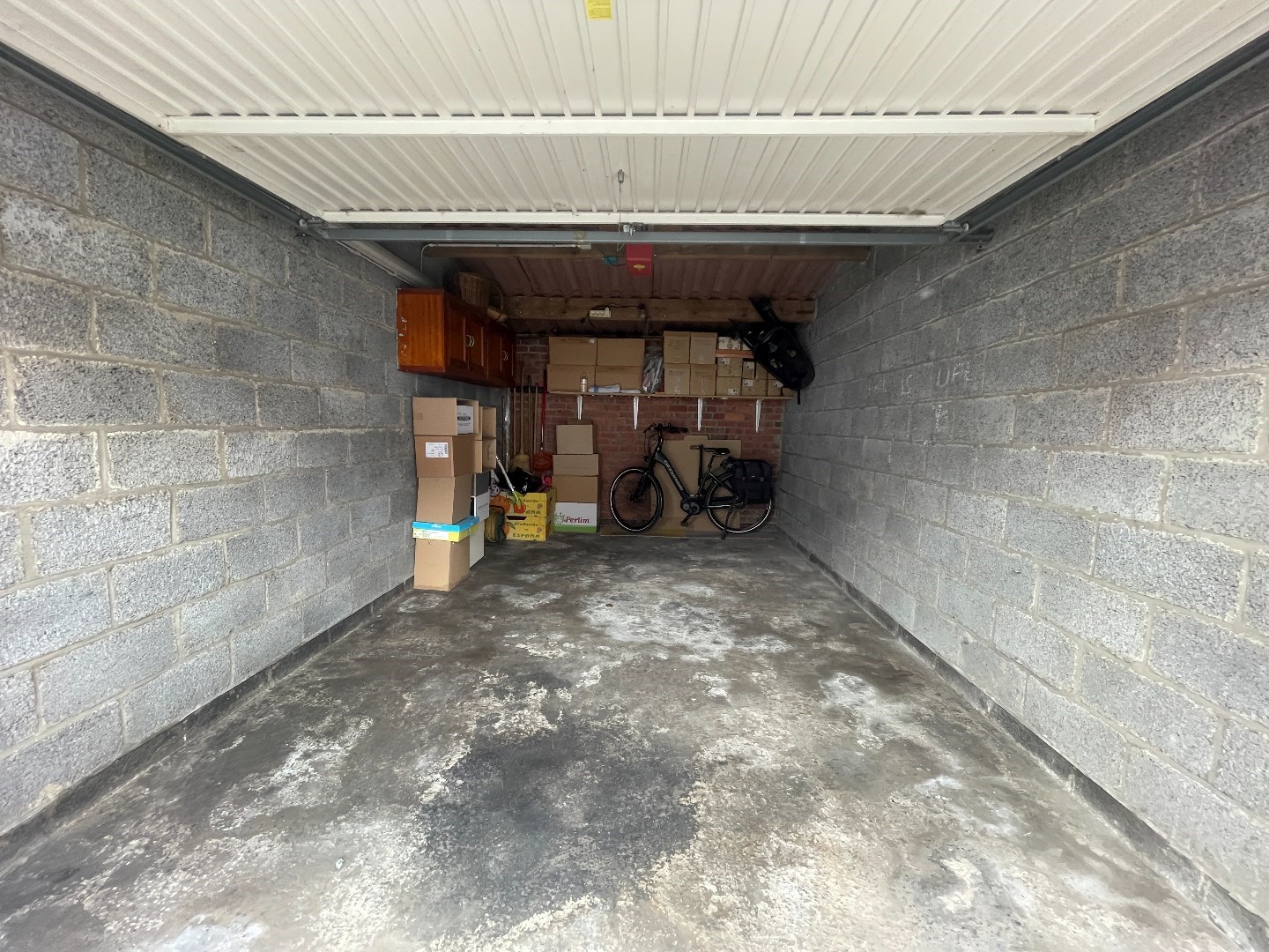 1 afgesloten gemetste garage met elektriciteit en sectionale poort te Roeselare  foto 3