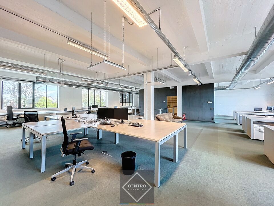 BEMEUBELDE trendy, lichtrijke kantoorruimte  te huur in centrum Roeselare ! foto 15