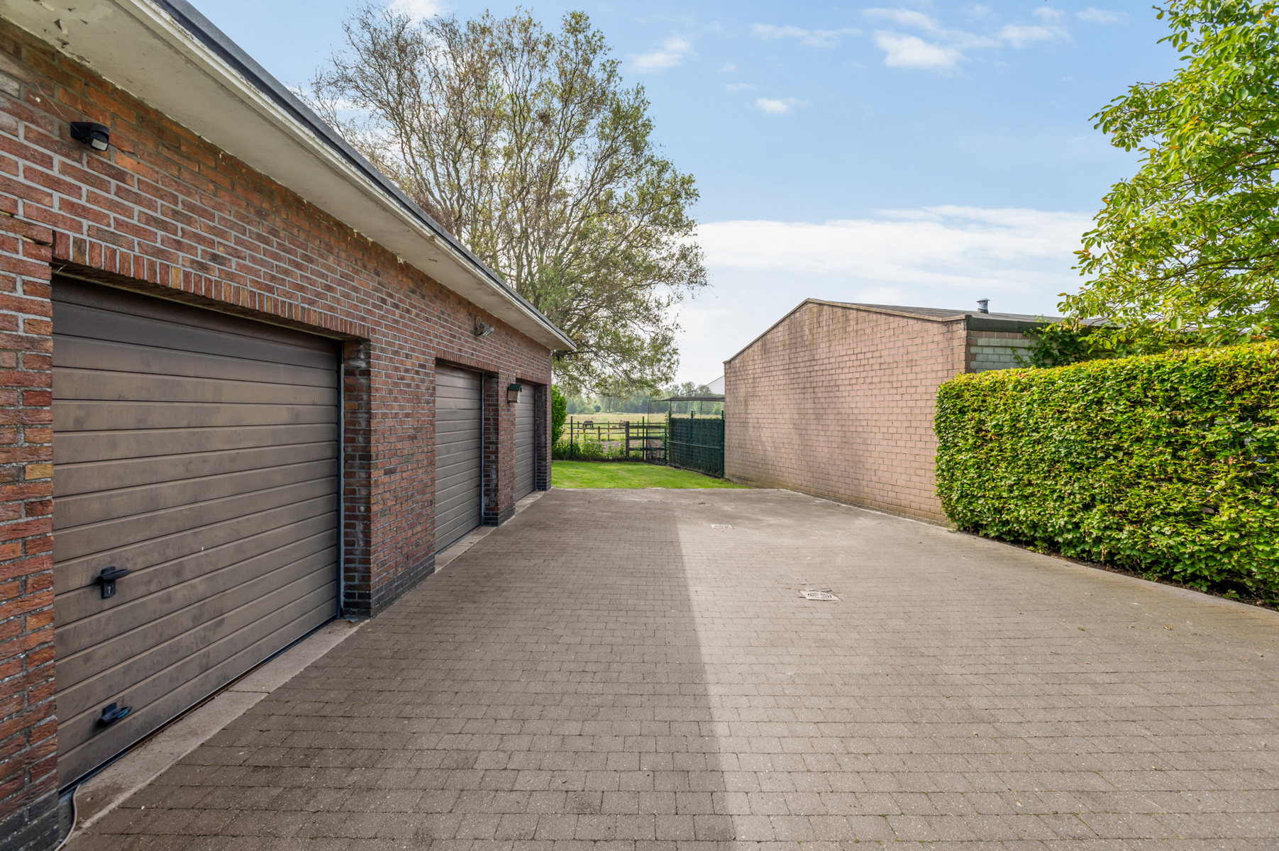 Commercieel gelegen vrijstaande woning met 3 garages/magazijn foto 7