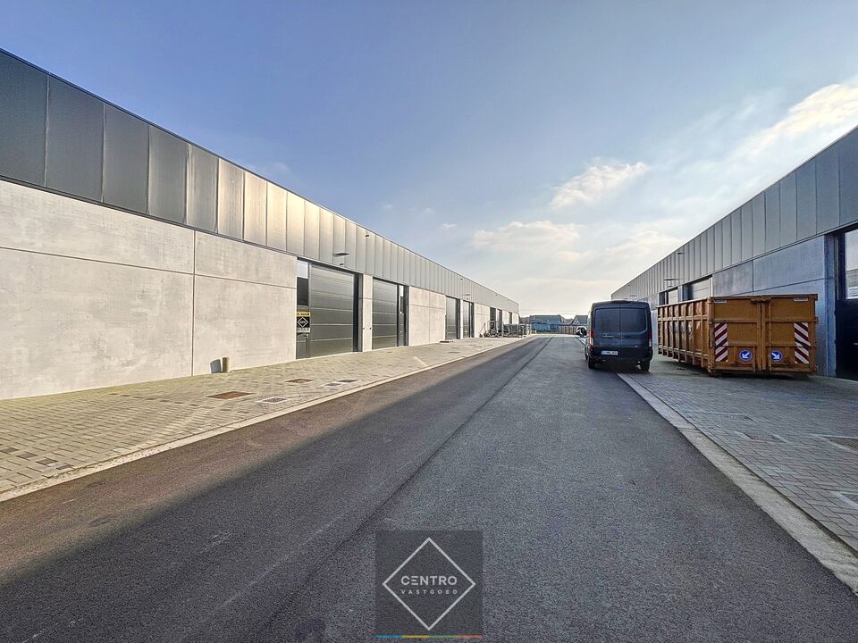 Moderne bedrijfsruimte te huur: 158m² opslag -en productiemogelijkheden , incl. 2 parkings te Ardooie! foto 10