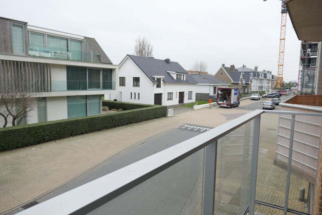 Goed gelegen appartement met staanplaats, berging en open zichten, net om de hoek van de zeedijk te Zeebrugge. foto 9