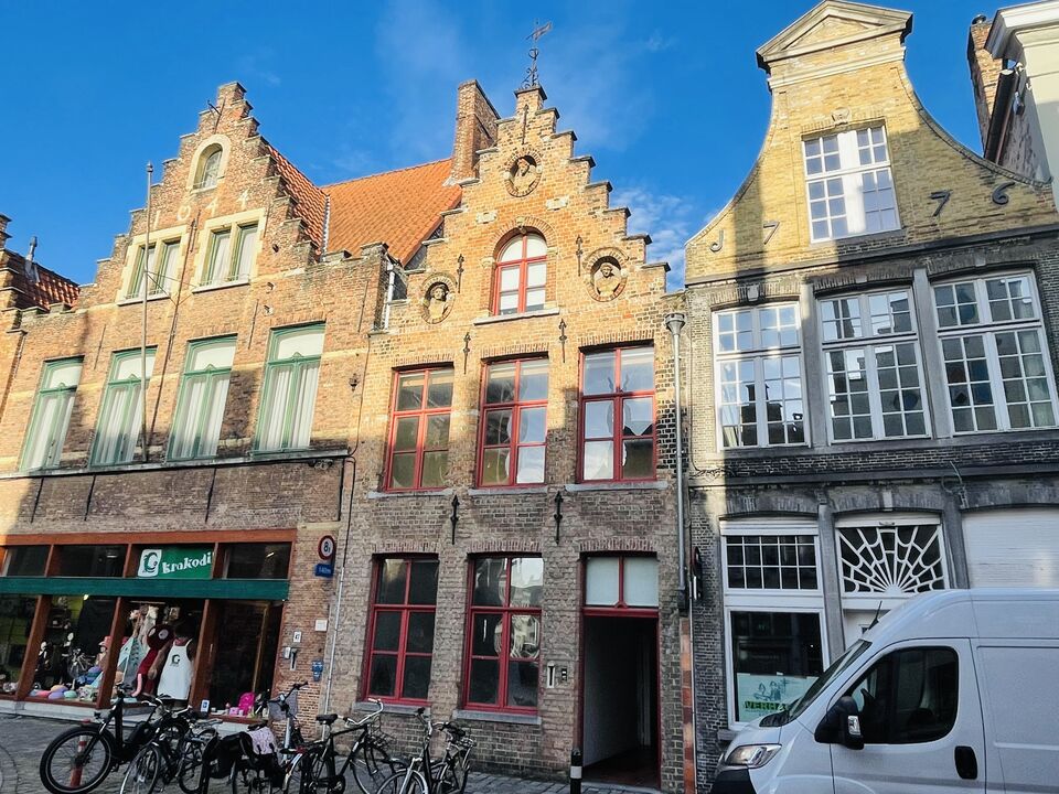 Brugge centrumPrachtige degelijk RUIME BURGERWONING met bewoonbare oppervlakte 330m2 en TUIN! Mooie grote ruimtes met knappe historische elementen. foto 1