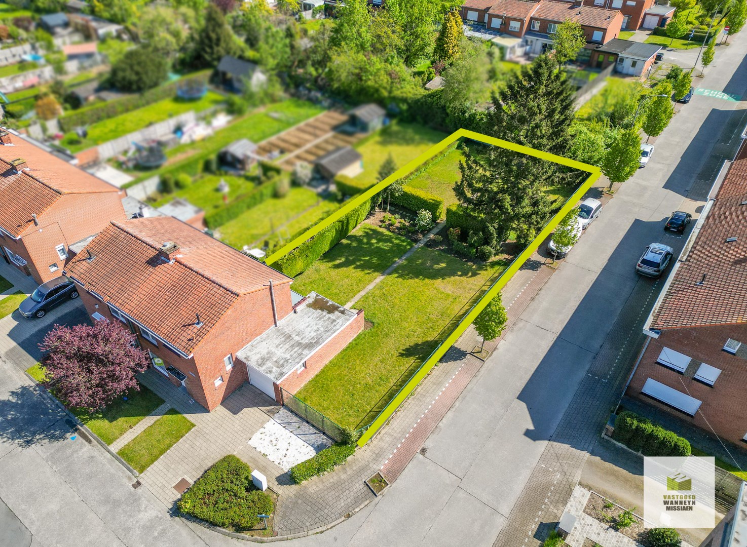 Ruime hoekwoning met grote tuin, garage en 3 slaapkamers op centrale ligging te Roeselare foto 1
