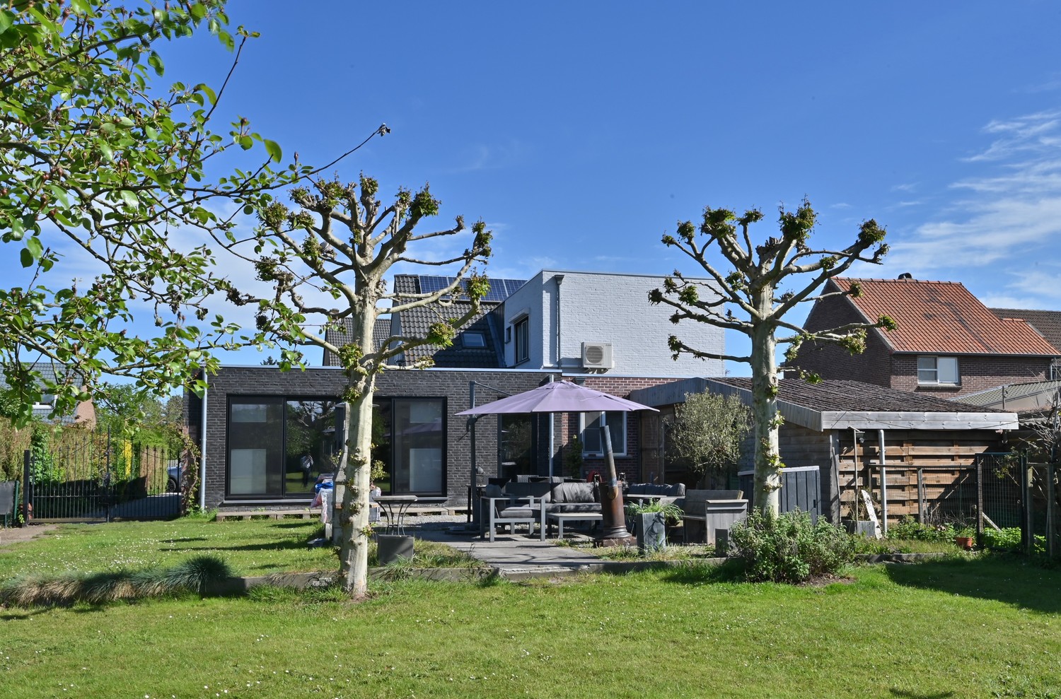Riante, gemoderniseerde woning met garage en riante aanbouw, gelegen op een zuidgericht perceel van 15a 56ca (1.556 m²) te Lanaken-Neerharen foto 1