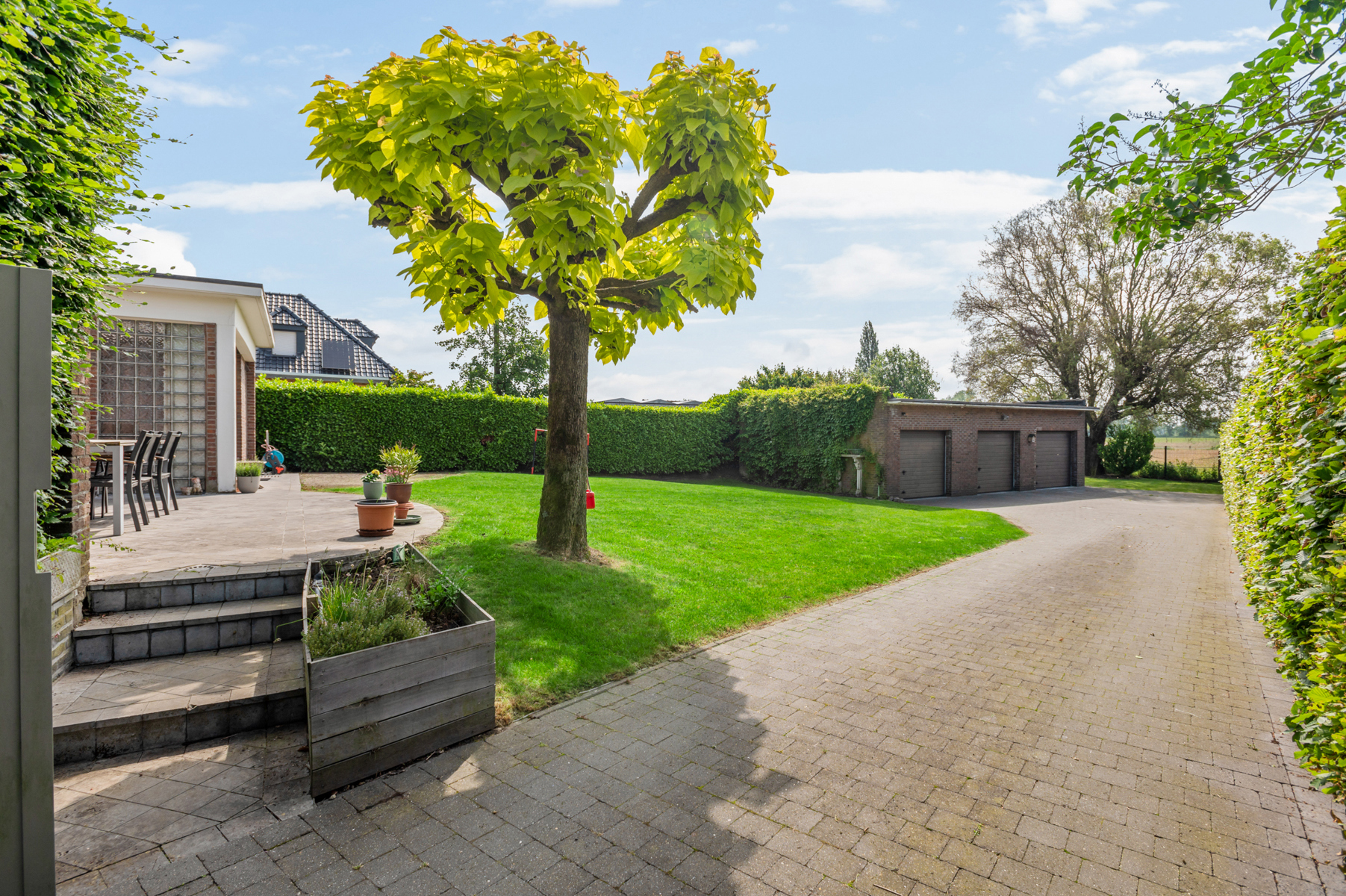 Commercieel gelegen vrijstaande woning met 3 garages/magazijn foto 28