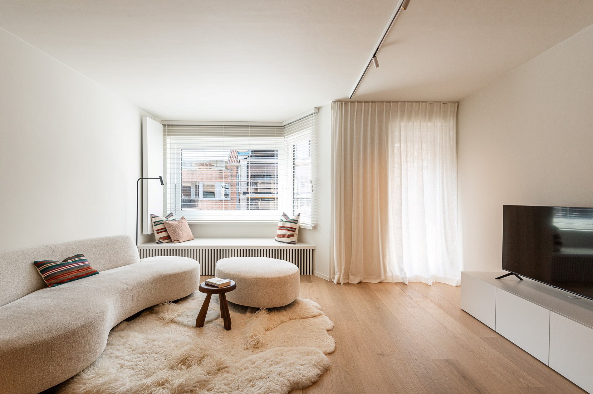 Prachtig gerenoveerd 3-slaapkamer appartement met terras en mooi zijdelings zeezicht gelegen in het centrum van Knokke op enkele meters van het strand.  foto 5