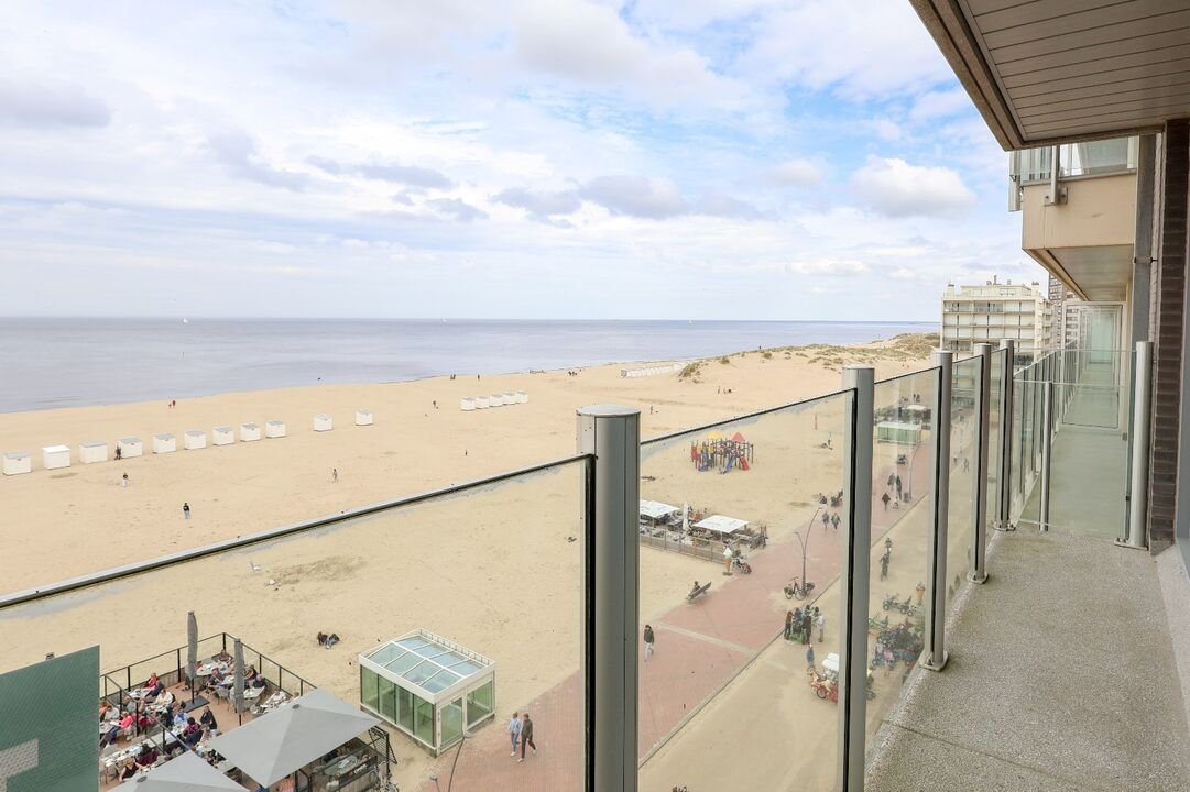 Prachtig appartement met frontaal zeezicht op de zeedijk Oostduinkerke foto 9