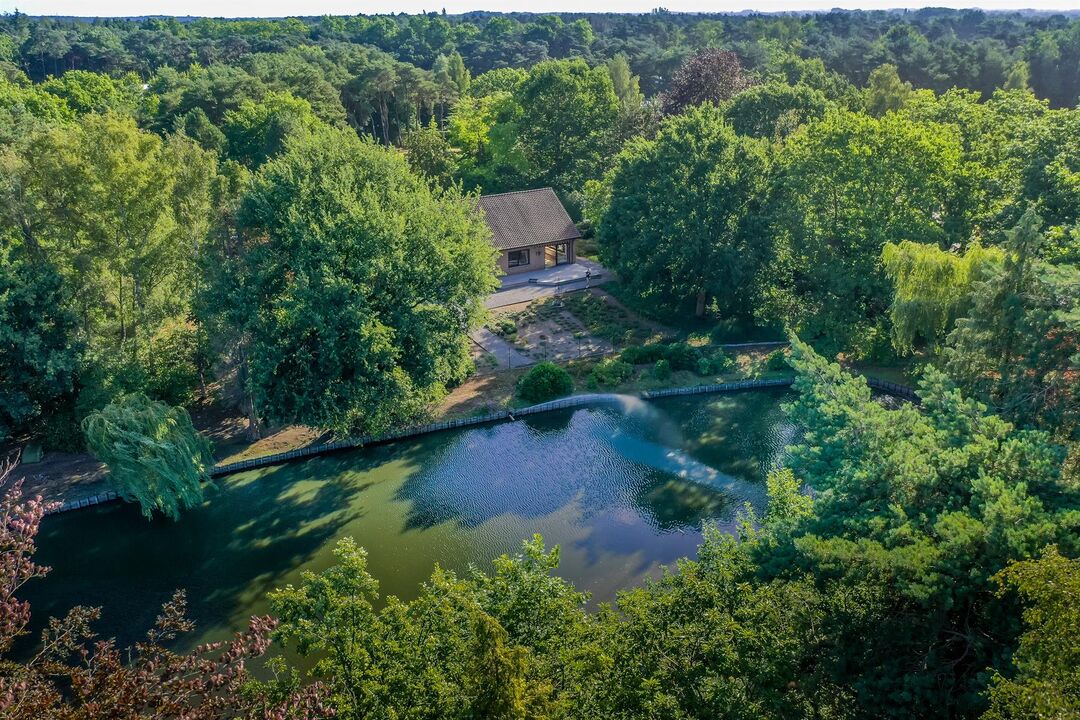 Villa in een oase van groen met zicht op waterpartij foto 8