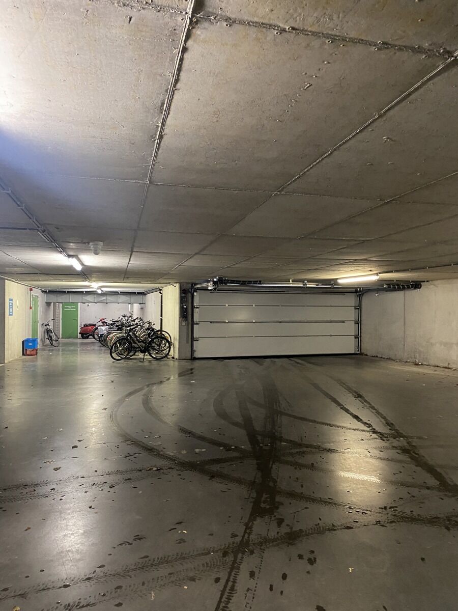 Grote autostaanplaats in recente ondergrondse garage te koop foto 7