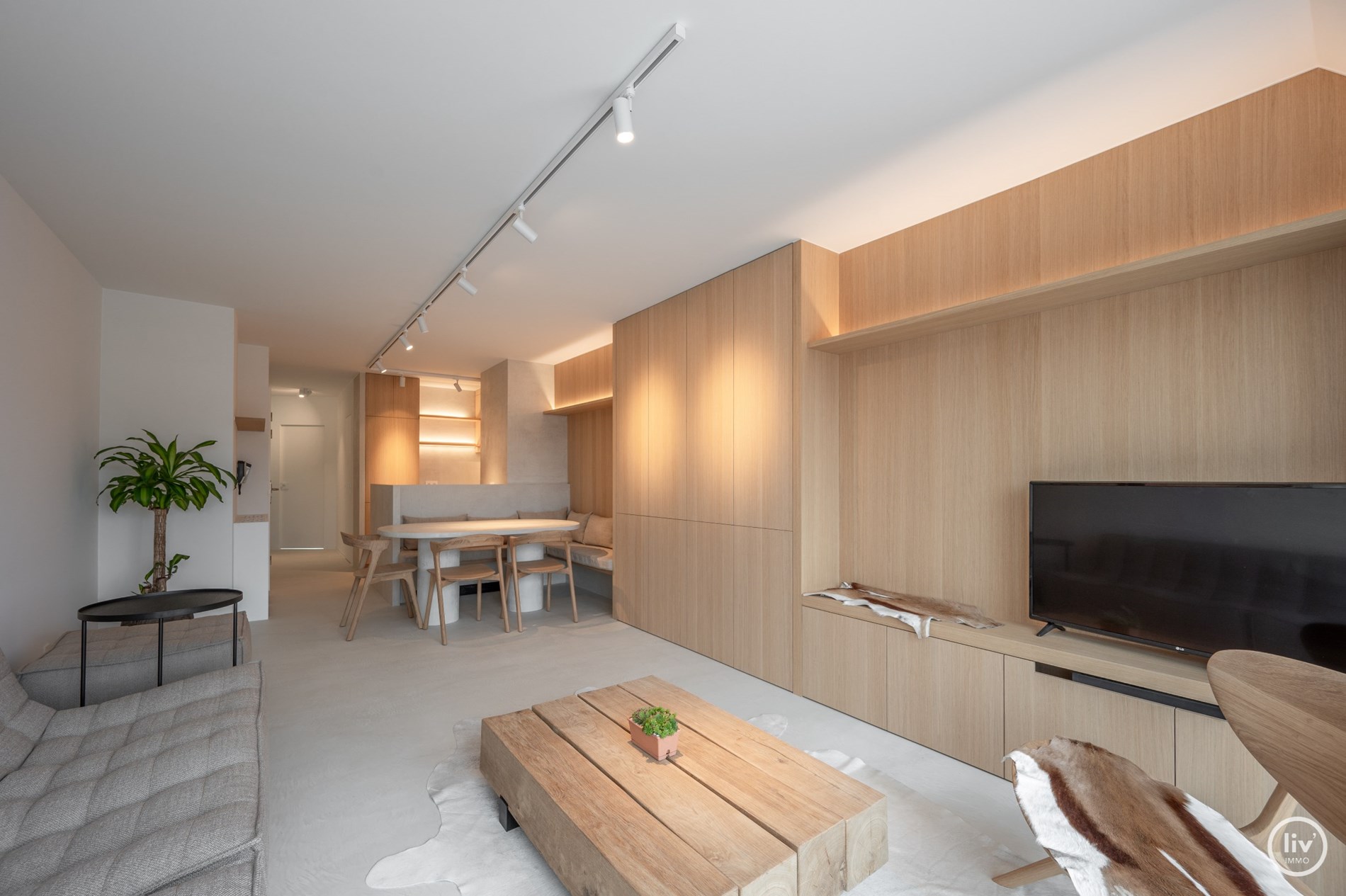Prachtig gerenoveerd duplex appartement met ruim Westgericht terras gelegen op de Lippenslaan te Knokke. foto 3
