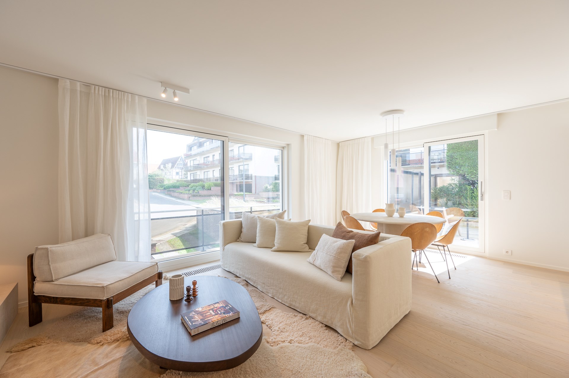 Stijlvol en luxueus gerenoveerd gelijkvloers appartement met twee slaapkamers gelegen op enkele minuten van het strand te Duinbergen.  foto 3