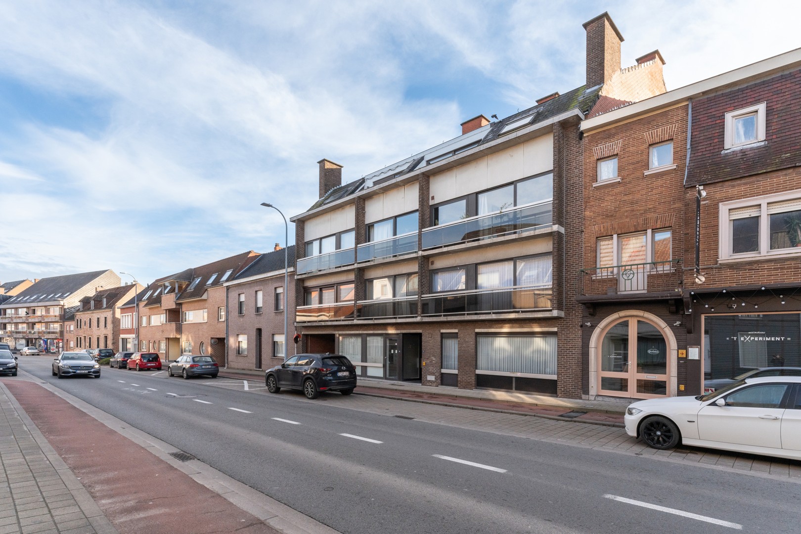 Centraal gelegen handelspand/appartement met garage te Sint-Eloois-Vijve! foto 17