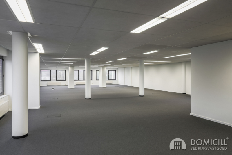 Roeselare, stadsrand: Vlot bereikbare zeer ruime open en lichtrijke kantoorruimte (307m2) met parking aan ring van Roeselare foto 1