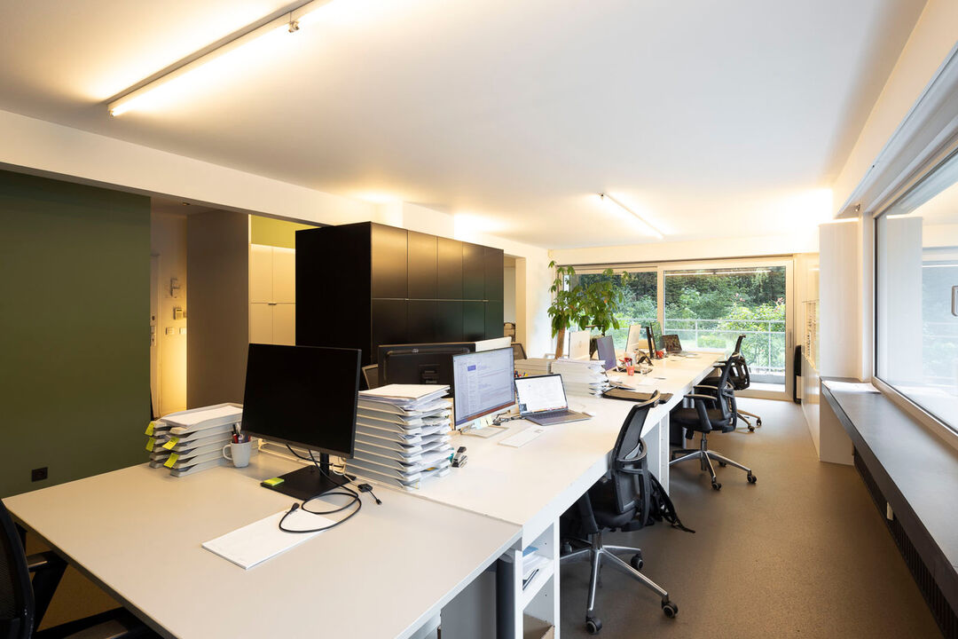 Instapklaar en energiezuinig (EPC A!) kantoor van 110m² met aangenaam terras incl 2 staanplaatsen, uitstekend gelegen te Berchem nabij Post X foto 1