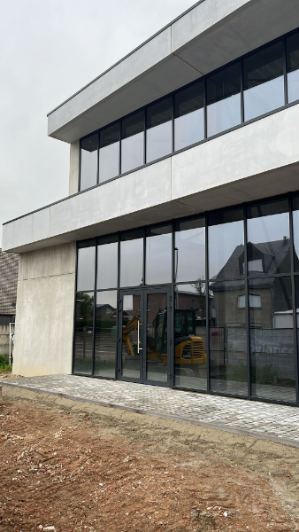 Commercieel gelegen nieuwbouw KMO-unit met grote vitrine - 200 m² foto 2