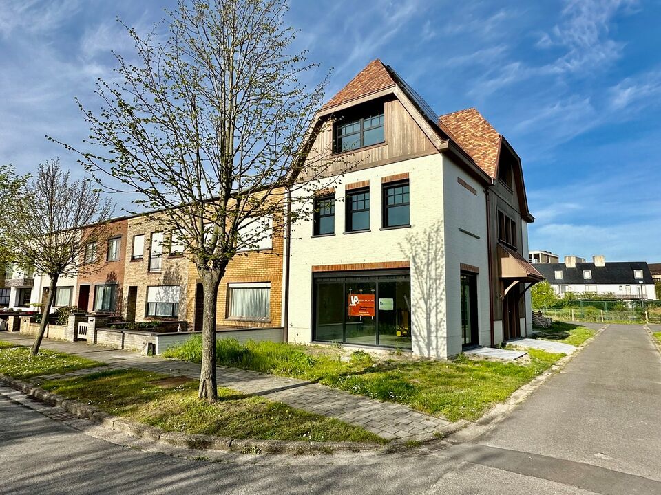 Recente nieuwbouwwoning gelegen in een rustige omgeving te Knokke, nabij het centrum en de zee.  foto 1