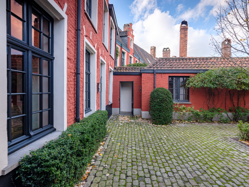 Historisch Gent, luxueus gerenoveerde 17de eeuwse woning in het Sint-Elisabeth begijnhof met tuin. foto 3