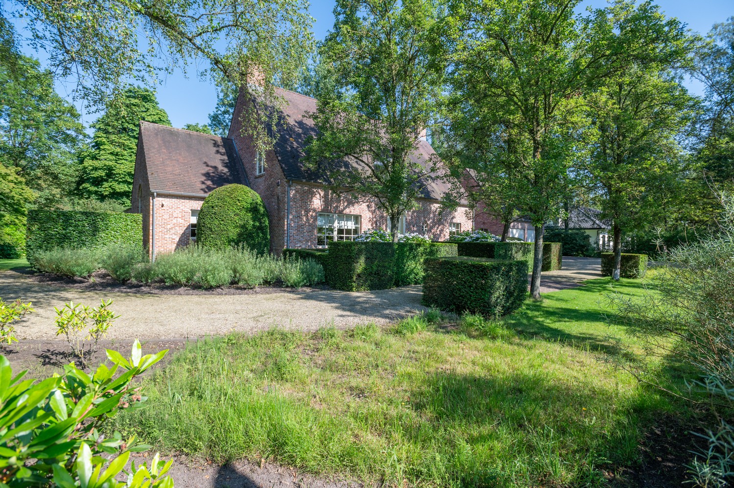 Prachtige tijdloze villa op een aangenaam en zongericht perceel van 2.394 m² te Schilde. foto 36