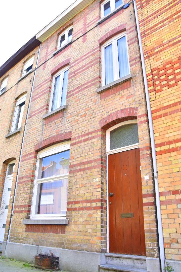 Te renoveren woning met 3 slaapkamers te koop in Kortrijk foto 1