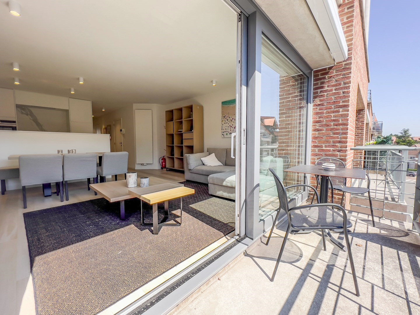  Aangenaam en zonnig appartement met terrassen, gelegen op de Van Bunnenlaan vlakbij de Dumortierlaan. foto 2