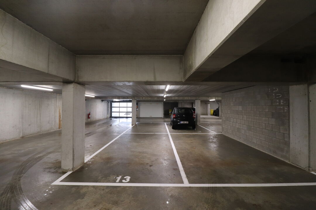 Een ondergrondse autostaanplaats in een nieuw appartementencomplex. foto 2