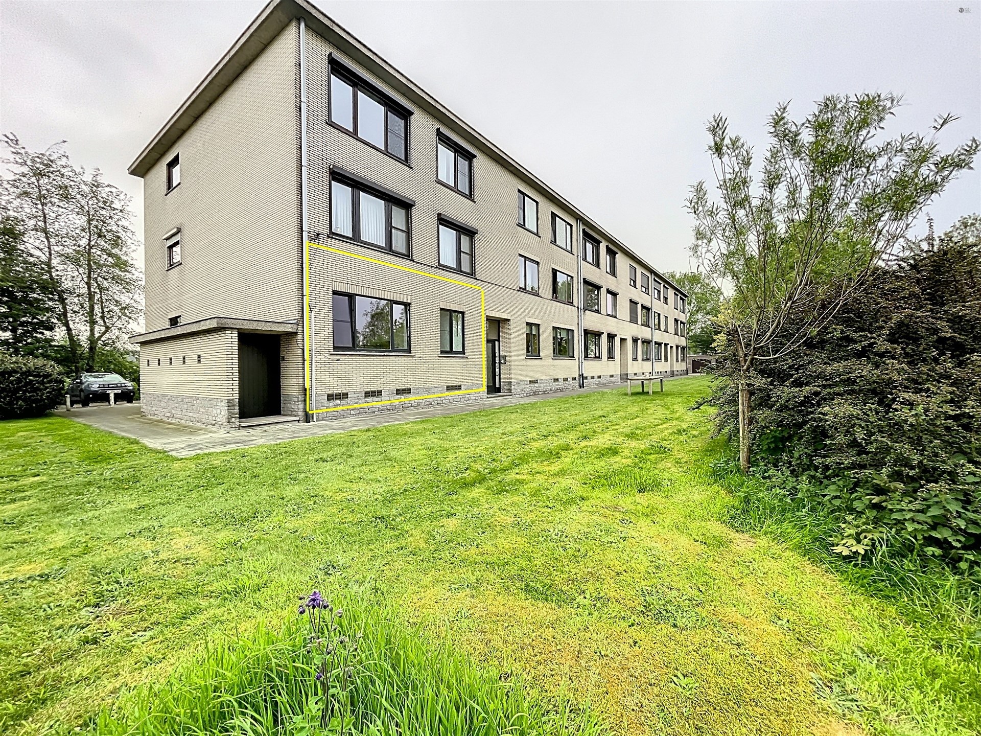 Instapklaar appartement met 2 slaapkamers, garagebox en tuin gelegen op toplocatie in Belsele! foto 7