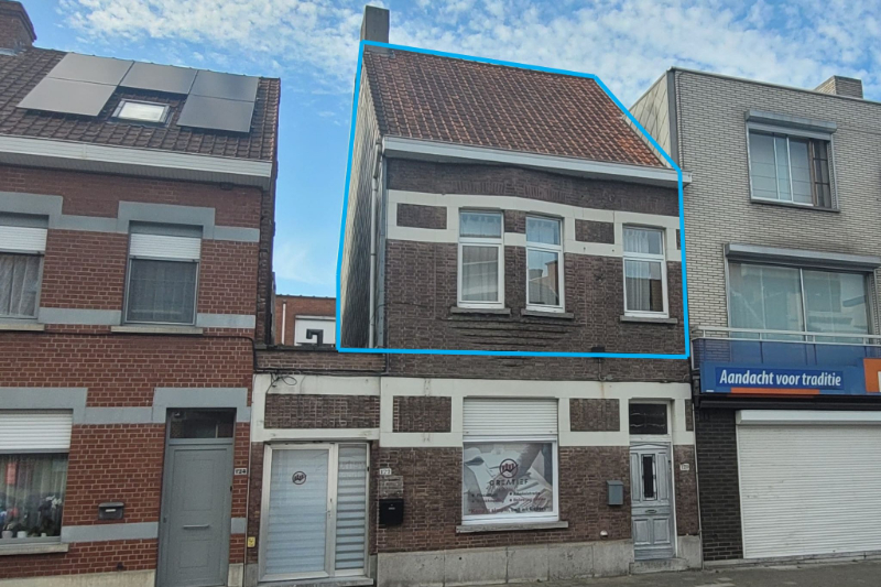 Roeselare-stadskern. Ontdek deze te renoveren woning van 121m2 + 41m2 zolder , gelegen aan de voornaamste invalsweg van Roeselare. foto 1