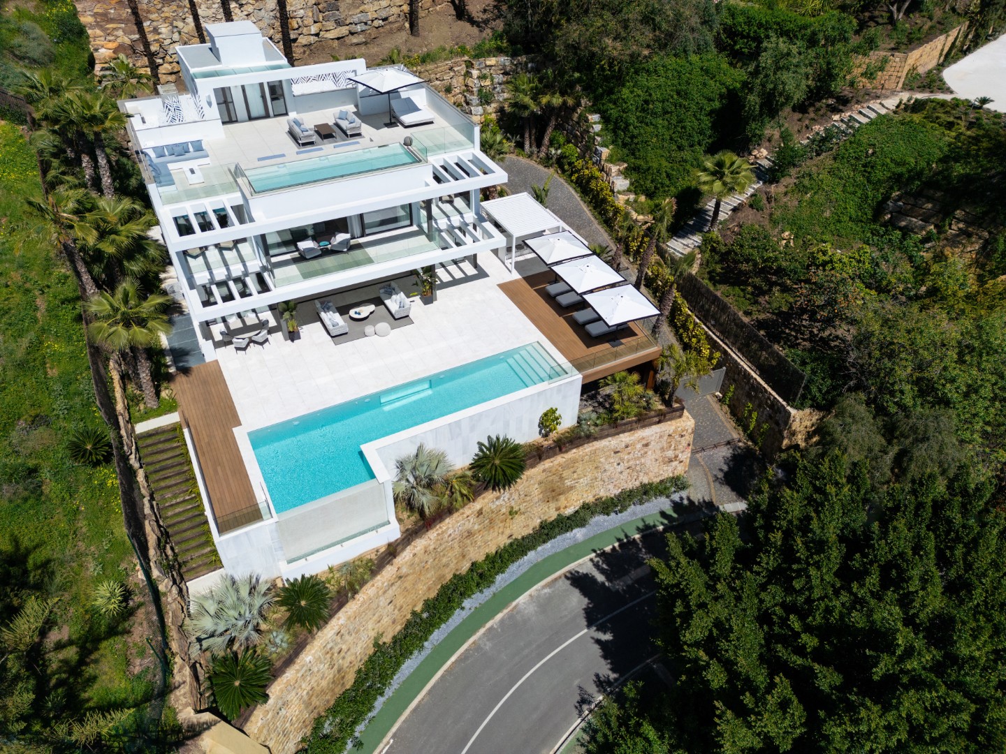 Moderne villa met indrukwekkende voorzieningen te La Quinta, Marbella foto 2