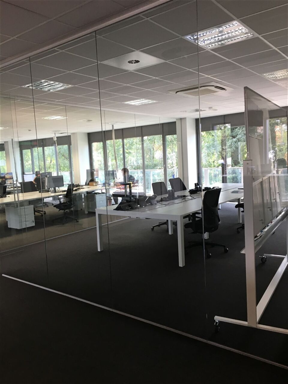 Instapklaar kantoor (500 m²) te huur in Genk foto 3
