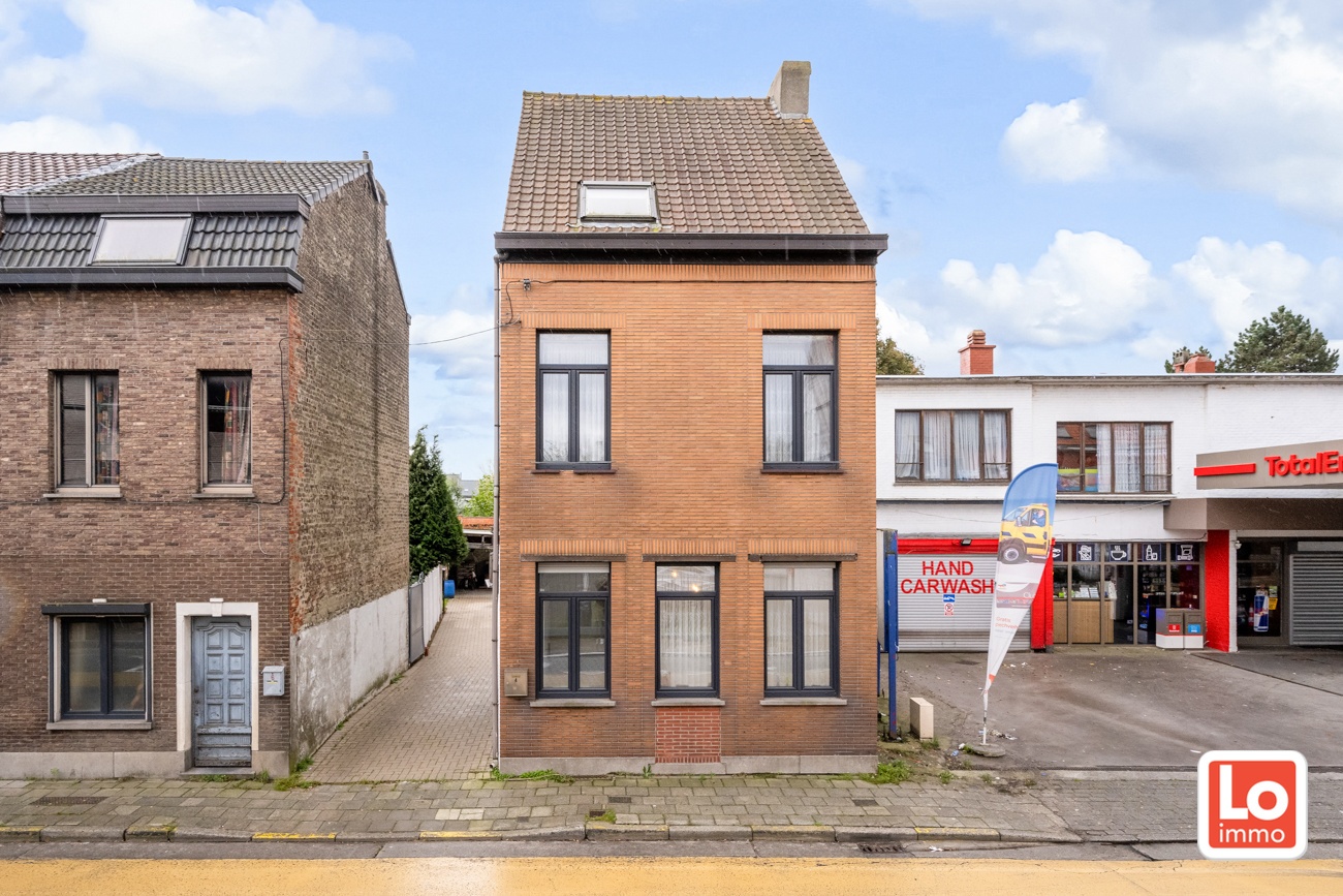 VERKOCHT! Ruime open woning met oprit en overdekte parkeerplaats op een toplocatie dichtbij Gent. foto 2